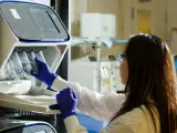 Una mujer trabajando en un laboratorio científico
