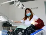 Una paciente del servicio municipal de odontología de Barcelona, en una imagen de 2018.