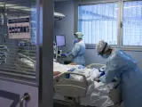 Personal sanitario atendiendo a una persona en la UCI para enfermos de coronavirus del hospital universitario doctor Josep Trueta, en Girona.