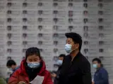 Una pareja se detiene frente a un hospital que realiza pruebas de Covid-19 en Shanghai, China.