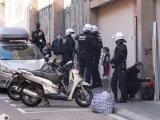 Agentes de la Guardia Urbana acompañan a la comitiva judicial para desahuciar a una familia en el Coll (Barcelona)