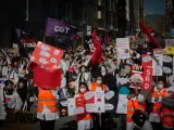 Unos 300 sanitarios cortan la Via Laietana de Barcelona por una "sanidad pública y de calidad"