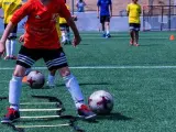 Archivo - Niños jugando al fútbol