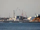 La central nuclear de Fukushima Daiichi, con grúas alrededor de su reactor destruido, diez años después del terremoto y tsunami que arrasó esta prefectura de Japón.