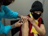 Una mujer recibe una dosis de la vacuna de Pfizer-BioNTech contra la covid-19, en París, Francia.