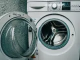 El motivo por el que hay tantas bacterias en este electrodoméstico es por la acumulación de ropa sucia en su interior hasta que se llena y se pone en funcionamiento. Lo ideal para eliminarlas es usar agua muy caliente.
