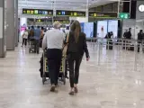 Varios pasajeros en el Aeropuerto Adolfo Su&aacute;rez-Madrid Bajaras.
