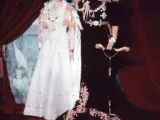 Isabel II y el duque de Edimburgo. Retrato oficial de la coronación.
