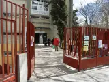 Padres y madres recogen a sus hijos a la entrada de un colegio madrileño.
