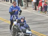 Dick Hoyt y su hijo Rick en el maratón de Boston.