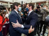 El presidente del partido popular Pablo Casado, abraza al presidente de la Comunidad de Murcia Fernado L&oacute;pes Miras (i), este jueves tras la segunda sesi&oacute;n del pleno de moci&oacute;n de censura presentado por PSOE y Cs.