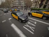 Marcha lenta de taxis por el centro de Barcelona contra el regreso de Uber.
