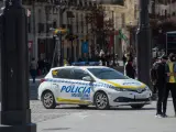 Un coche de Policía Municipal circula por el centro de Madrid, (España).