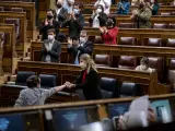 Pablo Iglesias saluda a Yolanda D&iacute;az tras su &uacute;ltima intervenci&oacute;n en el Congreso.