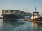 El Ever Given es arrastrado por uno de los remolcadores después de ser desencallado, en el Canal de Suez.
