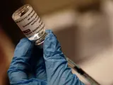 Un vial con una dosis de la vacuna de AstraZeneca