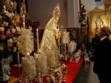 Un hombre observa a la Virgen de Nuestra Se&ntilde;ora de la Salud, de la Hermandad de San Gonzalo, en el interior de la iglesia.