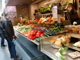 Un puesto de frutas y verduras del mercado de Sant Antoni de Barcelona.