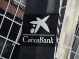 El logo de Caixabank després de la substitució pel de Bankia en els voltants de les torres Kio, a Madrid (Espanya).