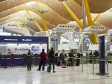 Archivo - Interior de la terminal T4 del Aeropuerto Adolfo Suárez Madrid-Barajas el mismo día en que se restringen los vuelos procedentes de Brasil y Sudáfrica, en Madrid, (España), a 3 de febrero de 2021. Esta restr