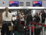 Varios pasajeros del vuelo de repatriaci&oacute;n a Espa&ntilde;a en el aeropuerto de Casablanca, en Marruecos.
