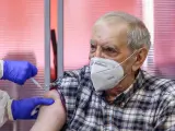 Archivo - José Antonio es vacunado durante el primer día de vacunación contra la Covid-19 en España, en la residencia de mayores Vallecas, perteneciente a la Agencia Madrileña de Atención Social (AMAS), en Madrid (