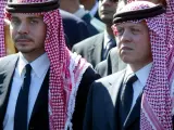 Desde la izquierda, el príncipe Hamzah bin Husein y su hermastro, el rey Abdalá II de Jordania