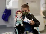 Marc, de 8 años, paciente de oncología radioterápica del Hospital Vall d'Hebron de Barcelona, con unas gafas de realidad virtual.