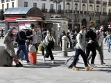 Personas paseando por Madrid