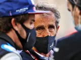 Alain Prost, con Fernando Alonso delante, en un Gran Premio