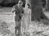 Isabel II y el duque de Edimburgo paseando por un parque, durante un reportaje cuando se comprometieron, en 1946.
