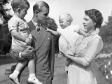 La familia real brit&aacute;nica posa en una foto de familia, en 1951, con sus dos hijos mayores, Carlos y Ana.