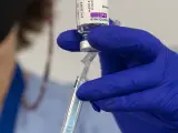 Un trabajador sanitario sostiene una vacuna contra el Covid-19 en el dispositivo puesto en marcha en el Wizink Center para administrar la primera dosis de AstraZeneca