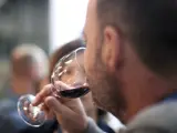 Archivo - Un hombre bebe una copa del vino