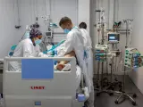 Personal sanitario del Hospital Parc Taul&iacute; de Sabadell (Barcelona) trabaja en la UCI para enfermos de COVID-19