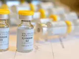 La farmacéutica 'Janssen' ha comunicado este martes que paraliza el lanzamiento de su vacuna contra el coronavirus en Europa tras los seis casos de coagulación reportados por dos agencias sanitarias de Estados Unidos. ​ ​"Hemos tomado la decisión de retrasar proactivamente el lanzamiento de nuestra vacuna en Europa", confirman, explicando que lo hacen después de haber revisado los casos de trombos con las autoridades europeas.