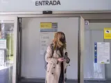 Una mujer entra por la puerta de una oficina del SEPE