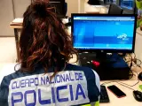Agente de la Policía Nacional ante un ordenador