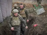 El presidente Zelenski visitando las tropas militares ucranianas en la frontera.