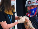Un trabajador metal&uacute;rgico recibe la primera dosis de la vacuna de Pfizer contra la covid-19 en Elmont, Nueva York, EE UU.