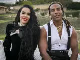 La pareja de artistas Beatriz Luengo y Yotuel Romero posan durante el rodaje de un videoclip.