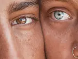 Una persona con los ojos marrones junto a otra con los ojos azules.