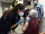 Una sanitaria administra la vacuna contra el coronavirus a una anciana en el Centro de salud Rejas, en Madrid.