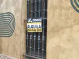 Archivo - Cartel de 'Se alquila' en una vivienda en alquiler en Asturias.