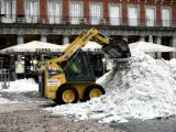 Una máquina excavadora limpia las calles durante la borrasca 'Filomena' en la Plaza Mayor, Madrid.