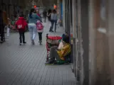 Archivo - Una persona sin techo permanece en el suelo de una calle cercana al Hospital de campa&ntilde;a instalado en la parroquia de Santa Anna, en Barcelona, Catalunya, (Espa&ntilde;a), a 14 de noviembre de 2020.