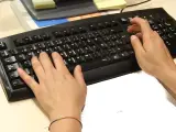 Archivo - Unas manos escribiendo en un teclado de ordenador.