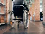 Archivo - Persona en silla de ruedas.