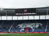 Campo del Ciudad de Valencia con el mensaje 'No a la Superliga' en su videomarcador