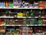 Bebidas energéticas en un supermercado.